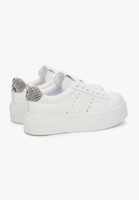 Witte leren sneakers met een gestructureerde, grijze slangpatroon hielaccent, ronde neus en platte rubberen zool. Subtiele geperforeerde details aan de zijkanten.