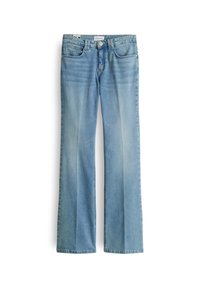 Jeans in denim blu chiaro con gamba a campana, tasche frontali e passanti per cintura. Il tessuto ha una consistenza liscia con leggera scoloritura, caratterizzato da cuciture classiche.