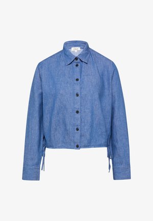 Blaues langärmeliges Denim-Hemd mit schwarzen Knöpfen, Kragen, seitlichen Bändern für verstellbare Passform und durchgehender Knopfleiste vorne.