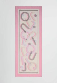 Multikleurige sjaal met grafische letters en vormen in roze, grijs en blauw. Afgewerkt met een roze gestreepte rand. Lichtgewicht stof.