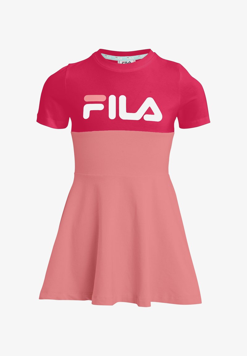 Vaaleanpunainen lyhythihainen mekko, jossa on istuva yläsosa ja laystavaa helmaa. Rinnassa on näkyvä valkoinen FILA-logo. Pehmeä kangas.