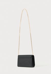 Bolso bandolera de piel sintética negra con correa de cadena dorada, forma rectangular, diseño minimalista y cierre con solapa.