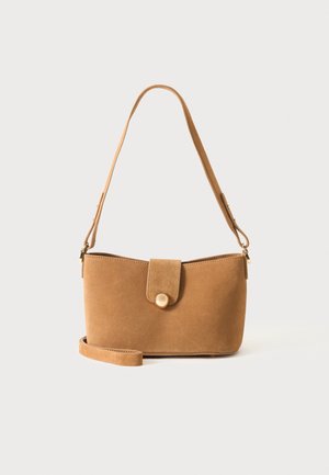 Petit sac à bandoulière en daim beige avec un rabat et une fermeture par bouton rond doré sur fond blanc.