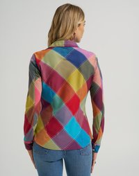 Camicia a quadri colorata con un motivo a diamante nei toni del blu, rosso, verde e giallo. Maniche lunghe e design con colletto.