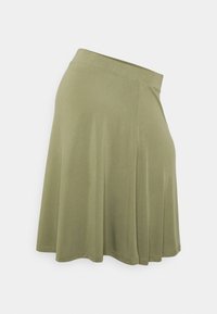 Gonna verde oliva realizzata in tessuto morbido, con un design svasato, una consistenza liscia e una vita elasticizzata. Nessun motivo o accento visibile.