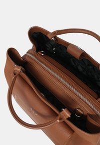 Borsa a mano in pelle marrone con superficie texture, due manici superiori, tasca interna con zip e ampia fodera in tessuto nero.