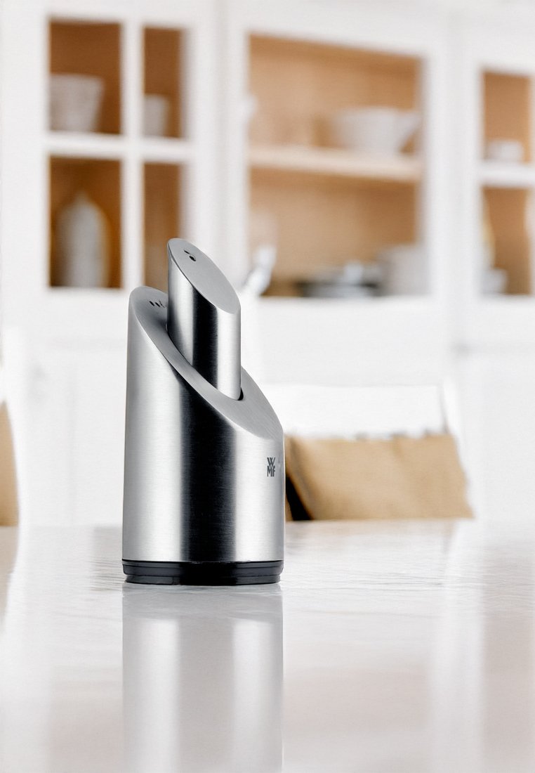 Edelstahl-Pfeffermühle mit kurviger Form, schwarzem Fuß und doppelten oberen Öffnungen zum Ausgeben. Reflektierende Oberfläche und glatte Textur.