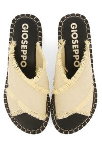 Sandales à glissière en tissu beige avec des brides croisées et des détails en franges. Semelle intérieure noire texturée avec le logo "GIOSEPPO" et des bords cousus.