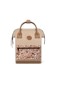 Beige stoffen rugzak met bruine leren accenten. Beschikt over een verwijderbaar voorvak in een terrazzo-patroon met beige, zwarte en witte elementen.