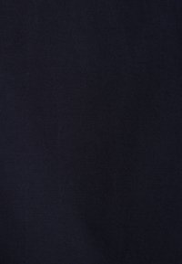 Tessuto di un blu navy scuro con un fine motivo a spina di pesce diagonale. Superficie liscia con una leggera lucentezza. Ideale per abbigliamento o tappezzeria.