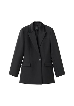 Blazer negro de tejido suave, con solapas muescas, cierre de un solo botón y dos bolsillos laterales. Corte entallado con mangas largas.
