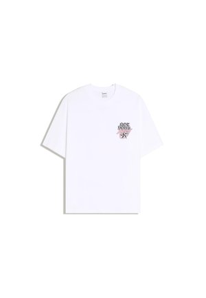 Biele tričko s krátkym rukávom s malým textom a hviezdičkovou grafikou na ľavej strane hrudníka s nápisom "Not Done Yet" v čiernej a ružovej farbe.