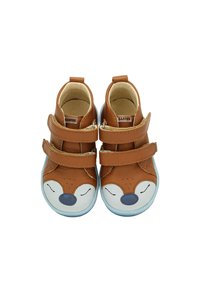 Scarpe marroni per bambini con doppie cinghie in velcro e design a faccia di volpe sulla punta, con naso blu e occhi chiusi.