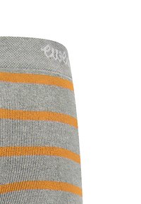 Grau gestreifte Socken mit leuchtend orangen horizontalen Streifen, einer strukturierten Oberfläche und einem gewebten Logo nahe dem Bund.