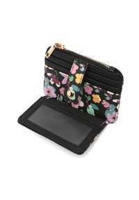Kompaktní peněženka s květinovým vzorem, černé přihrádky na karty, zapínání na patentku, průhledné okénko na doklady a zlatý zipový sáček, otevřená na bílém pozadí.