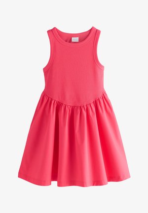 Vestido rosa sin mangas para niña con corpiño ajustado acanalado y falda acampanada recogida, escote redondo, colgado plano sobre fondo blanco.
