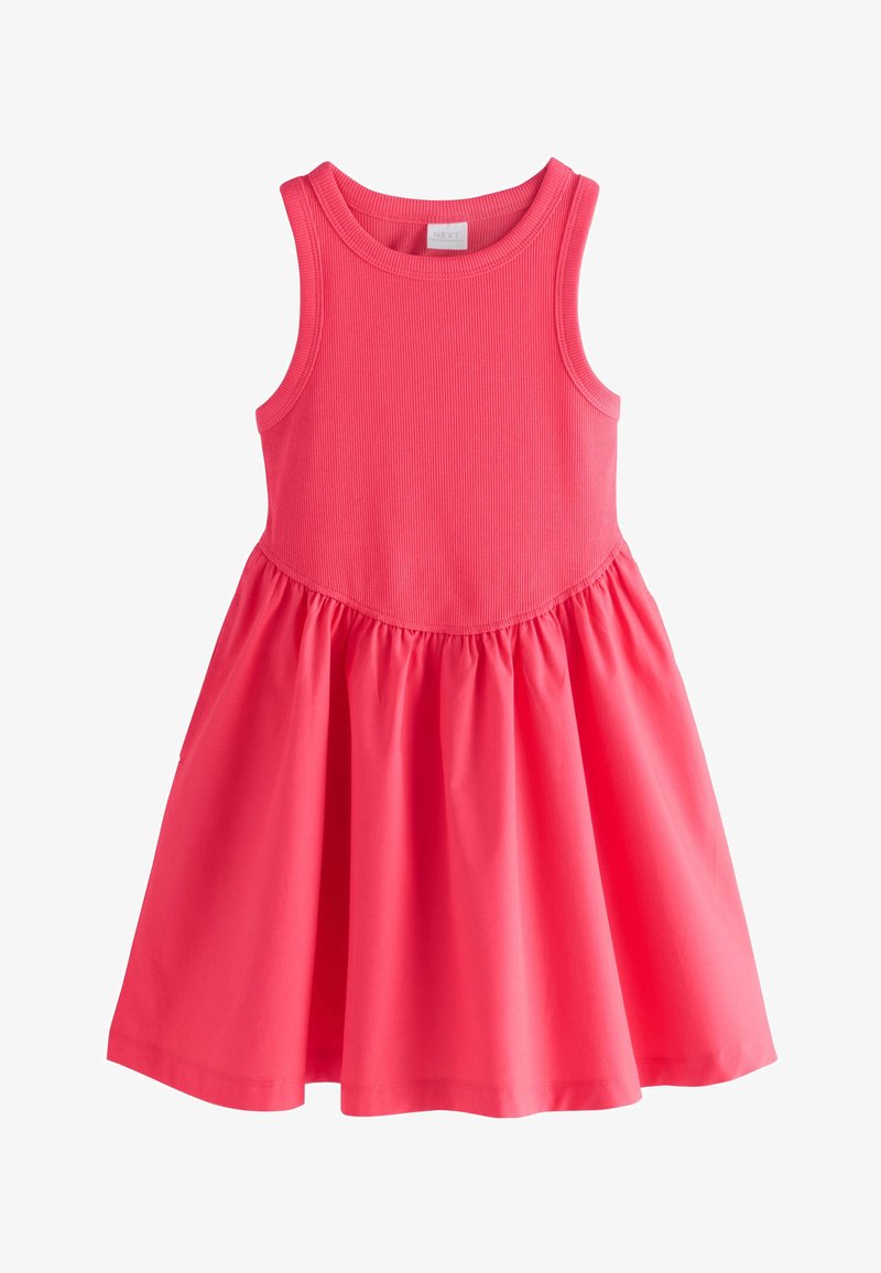 Robe rose sans manches pour fille avec corsage côtelé ajusté et jupe évasée froncée, encolure ronde, suspendue à plat sur fond blanc.