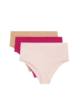 Tři páry dámských kalhotek v nude, růžové a fuchsiové barvě. Vyrobené z hladké tkaniny s měkkým pasem a jednoduchým designem, bez vzorů.