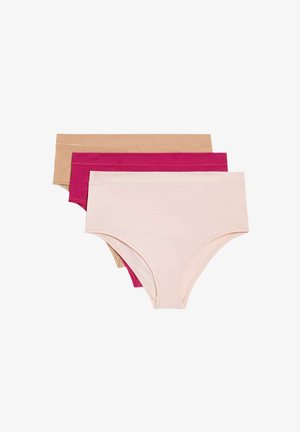 Tre paia di slip da donna nei colori nude, rosa e fucsia. Realizzati in tessuto morbido con una vita elastica e un design semplice, senza fantasie.