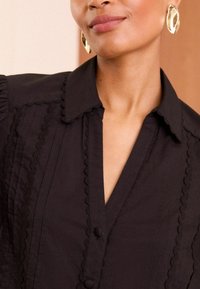 Love & Roses V NECK RIC RAC  - Bluza z gumbi - black