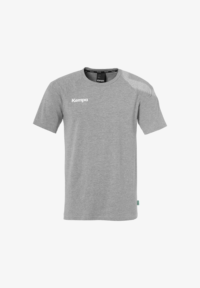 T-shirt gris à manches courtes fabriqué en tissu doux, avec un col ronde et un design en maille sur une épaule, arborant un logo "Kempa" blanc.