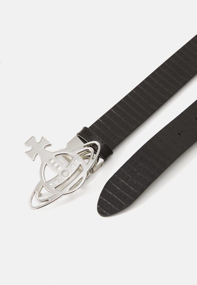 Ceinture en faux cuir noir avec une finition texturée, dotée d'une boucle en métal argenté en forme de fusée avec des détails croisés.