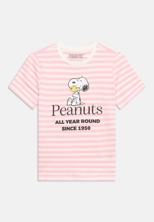Ροζ και λευκός ριγωτός κοντομάνικος πουκάμισο με γραφικό Snoopy που αγκαλιάζει το Woodstock και κείμενο "Peanuts All Year Round Since 1950" στο μπροστινό μέρος.