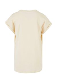 Ljust beige kortärmad t-shirt, avslappnad passform, rundad halsringning, mjukt bomullstyg och uppvikta ärmar. Bakvyn visar en enkel design.