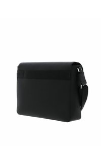 Sac messager noir avec une surface texturée, une sangle réglable et un rabat de fermeture. Présente un matériel minimaliste et une forme rectangulaire élégante.