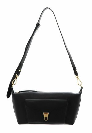 Bolso de hombro de cuero negro con correa ajustable, bolsillo delantero y herrajes en tono dorado, incluyendo cremallera y cierre con broche.
