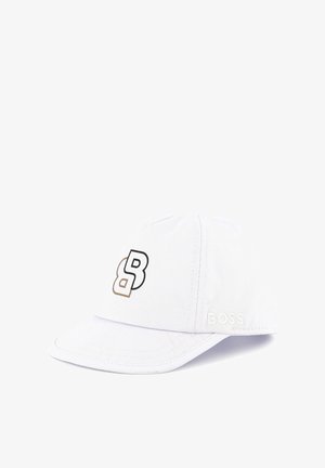 Casquette blanche à visière incurvée, avec un logo noir et marron "B" sur le devant, et "BOSS" brodé sur le côté.