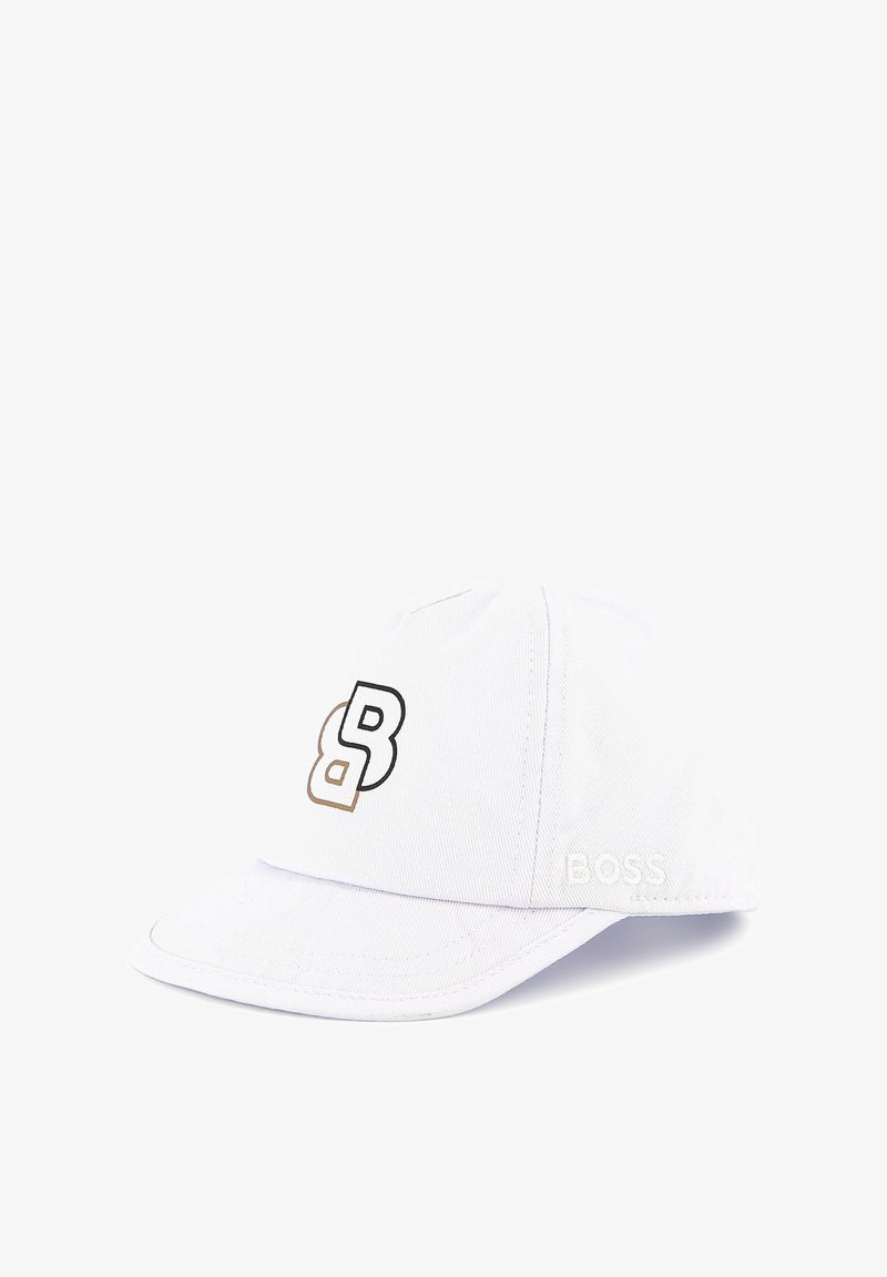 Casquette blanche à visière incurvée, avec un logo noir et marron "B" sur le devant, et "BOSS" brodé sur le côté.