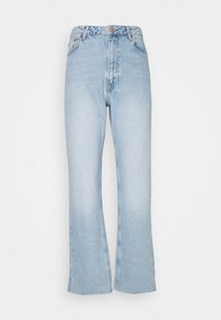 Vaqueros de mezclilla azul claro con cintura alta, perneras rectas y dobladillo ligeramente acampanado. Presentan el diseño clásico de cinco bolsillos y cierre frontal con botones.