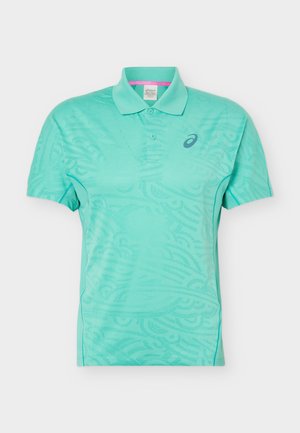 Polo color turchese a maniche corte con motivo astratto sottile, colletto con bottoni e logo ASICS sul petto a sinistra.