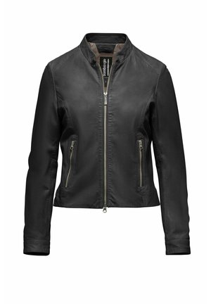 Czarna skórzana kurtka ze stójką, zamkiem błyskawicznym z przodu i dwoma pionowymi kieszeniami na zamek, na białym tle.