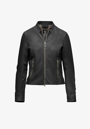 Zwarte leren jas met opstaande kraag, ritssluiting aan de voorkant en twee verticale ritssluitingzakken, getoond tegen een witte achtergrond.