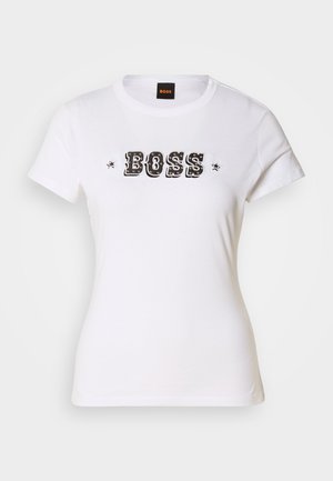 Valkoinen puuvillainen T-paita, jossa on pyöreä kaula-aukko. Paidassa on musta "BOSS"-logo ja tähtikuvioita rohkeassa graafisessa suunnittelussa. Lyhyet hihat ja normaali istuvuus.