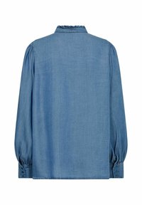 Camicia di jeans di colore azzurro chiaro con maniche lunghe e a sbuffo, con polsini abbottonati. Presenta un colletto arricciato e un orlo dritto.