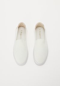 Fehér slip-on cipők, texturált felülettel, diszkrét bordázással, kerek orral és fehér gumitalppal. A belsejében 37-es méret van feltüntetve.