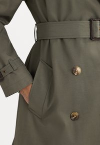 Lauren Ralph Lauren DOUBLE BREASTED BELTED TRENCH COAT - Καμπαρντίνα - olive fern