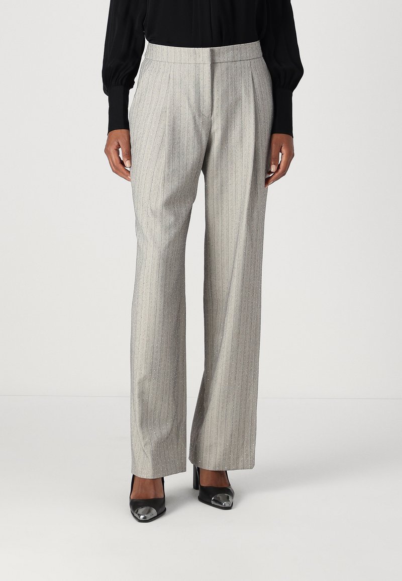 Hellgraue, pinstripierte Hose mit maßgeschneidertem Schnitt und geraden Beinen, ausgestattet mit einem hohen Bund und dezenten glitzernden Akzenten.