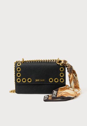 Sac Just Cavalli en cuir noir texturé avec œillets dorés, bandoulière chaîne, et un foulard en soie imprimé léopard attaché à la bandoulière.