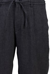 Pantaloni a spina di pesce grigio scuro con vita regolabile, dotati di tasche laterali e una finitura in tessuto liscia e strutturata.