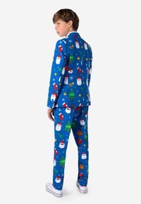 Spilgti zils uzvalks ar svētku motīviem, kas attēlo Ziemassvētku vecīti, Ziemassvētku eglītes un rotājumus. Izgatavots no gludas auduma, komplektā iekļautas atbilstošas bikses.