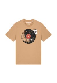 Beige katoenen t-shirt met een zwarte vinylplaat grafiek met een rode kern en een stylus, korte mouwen en een ronde hals.