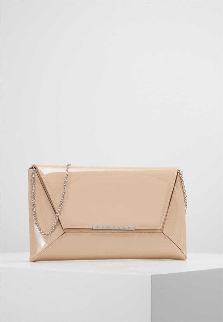 Pochette rectangulaire beige brillante avec bandoulière chaîne argentée et petite plaque logo en métal à l'avant, posée sur une surface blanche.