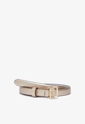 Plāns metāliski bēšs ādas jostas rullis ar mazu zelta ģeometrisku sprādzi un atbilstošu jostas cilpu uz balta fona.