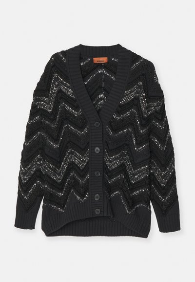 Μαύρο πλεκτό κάρντιγκαν με σχέδιο ζιγκ-ζαγκ και ασημένιες λεπτομέρειες, ριμπ άκρες και κουμπί στο μπροστινό μέρος.