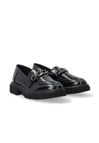 Schwarze Lederloafers mit glänzender Oberfläche, ausgestattet mit einer dekorativen Metallkette und einer dicken, strukturierten Gummisohle.