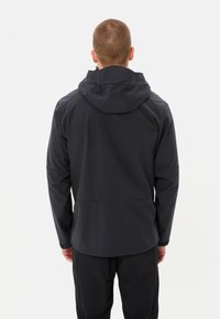 Zwarte waterdichte jas met een capuchon, met een gladde textuur, strak design en verstelbare manchetten. De achterkant heeft een minimalistische stijl en naaddetails.